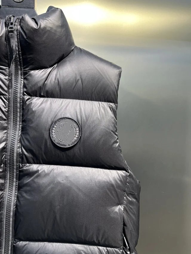Canada Goose Vests Quilted high-collar puffer vest product detail image 5