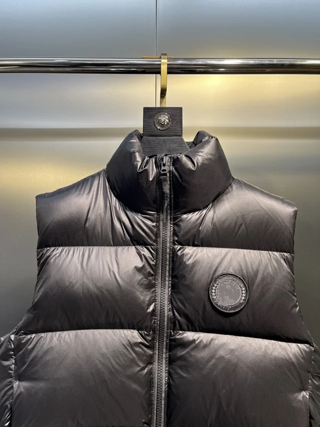 Canada Goose Vests Quilted high-collar puffer vest product detail image 4