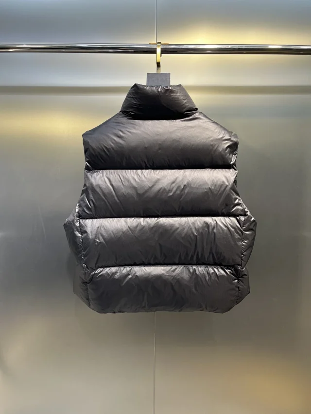 Canada Goose Vests Quilted high-collar puffer vest product detail image 3