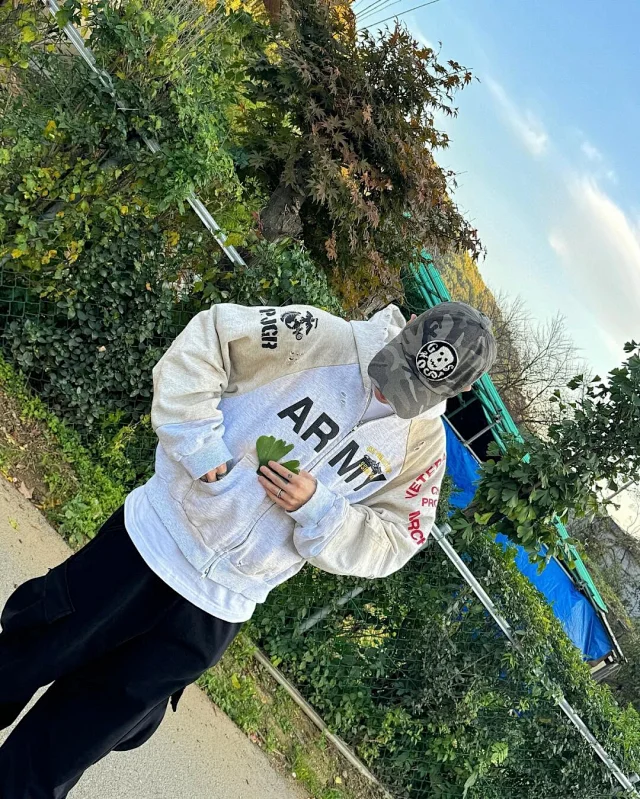 Unbranded Hoodies & Sweatshirts Distressed color-block zip-up hoodie with military-inspired graphic print product detail image 21