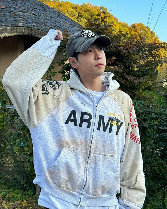 Unbranded Hoodies & Sweatshirts Distressed color-block zip-up hoodie with military-inspired graphic print product detail image 14