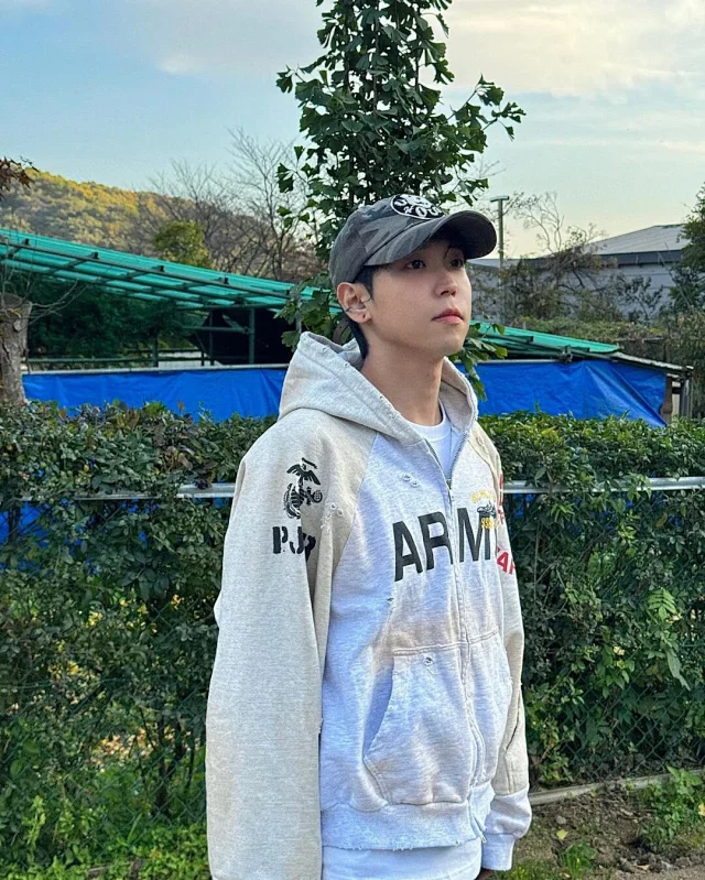 Unbranded Hoodies & Sweatshirts Distressed color-block zip-up hoodie with military-inspired graphic print product detail image 15