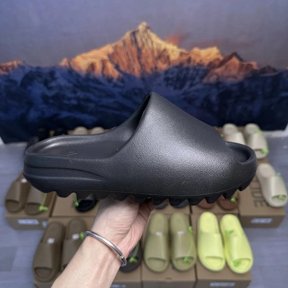 【 Green Button Hard Box Version 】 YEEZY SLIDE Coconut Slippers Series Matte EVA Particle Environmentally Friendly Plastic Elastic Card Color All Keep the Original Shoe Consistent Crafted with Ingenuity, Imported MD Full Set Mold to Create Shoe Mouth Curved Size, Upper Color Texture Synchronized with Original Shoe LOGO Inner Steel Print Clear and Neat
