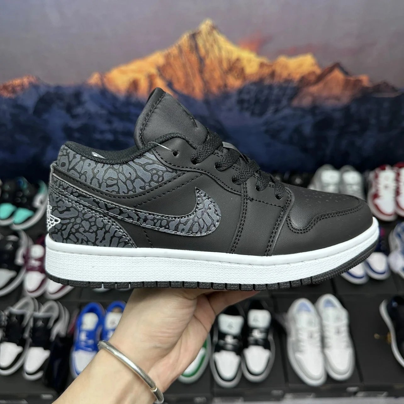【10,000 Pairs In Stock Genuine Leather Special Offer】AJ1 Low Series Top Value Highly Recommended Main Push Jordan Air Jordan 1 Low Black Cracked Leather