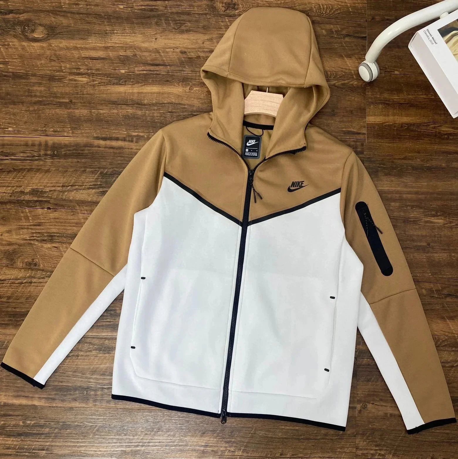 4490 卡其拼白上衣