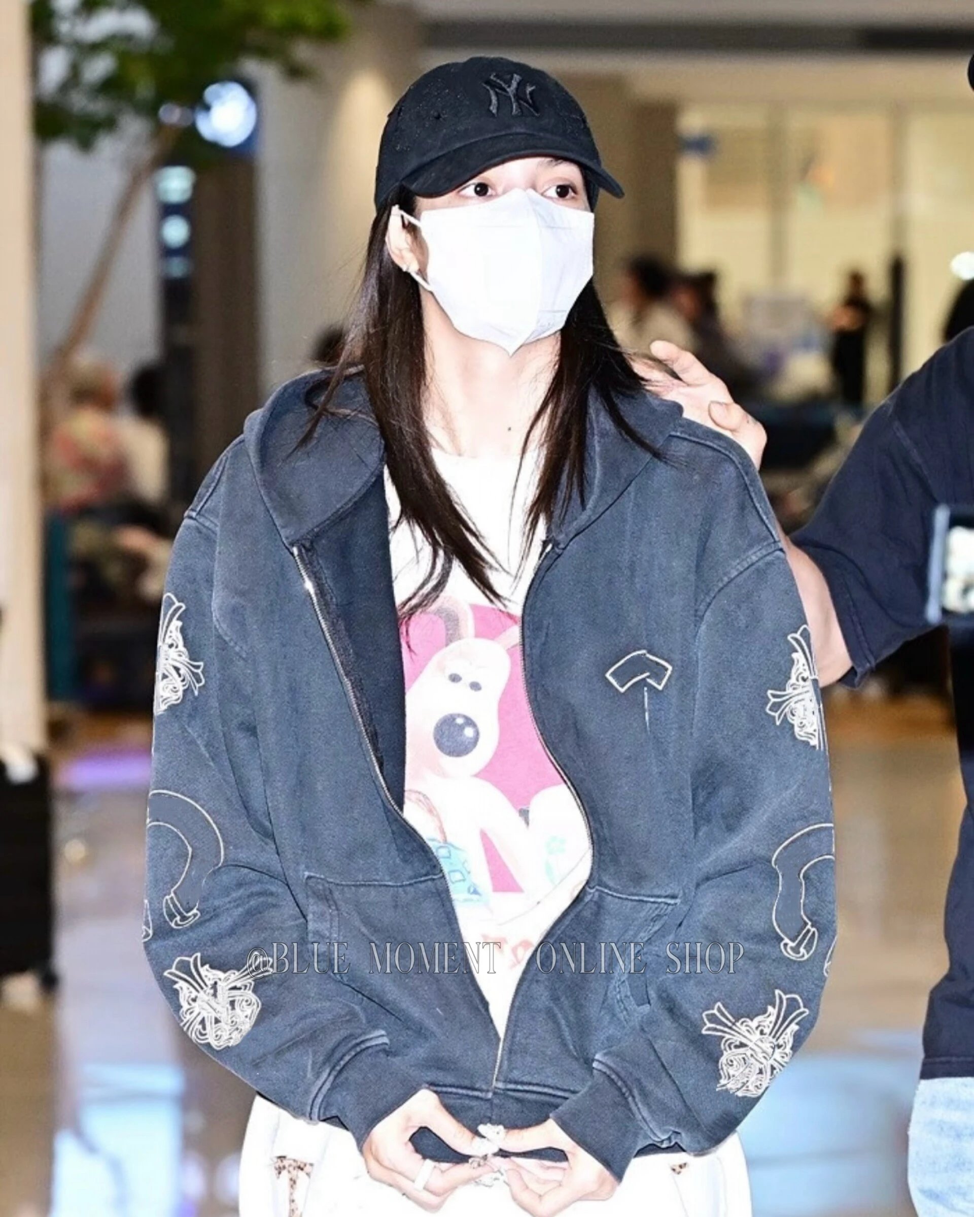 (Authentic) Lisa Airport Look Retro Americana Washed Zip-Up Hoodie with Vintage Sanskrit Lettering for Unisex