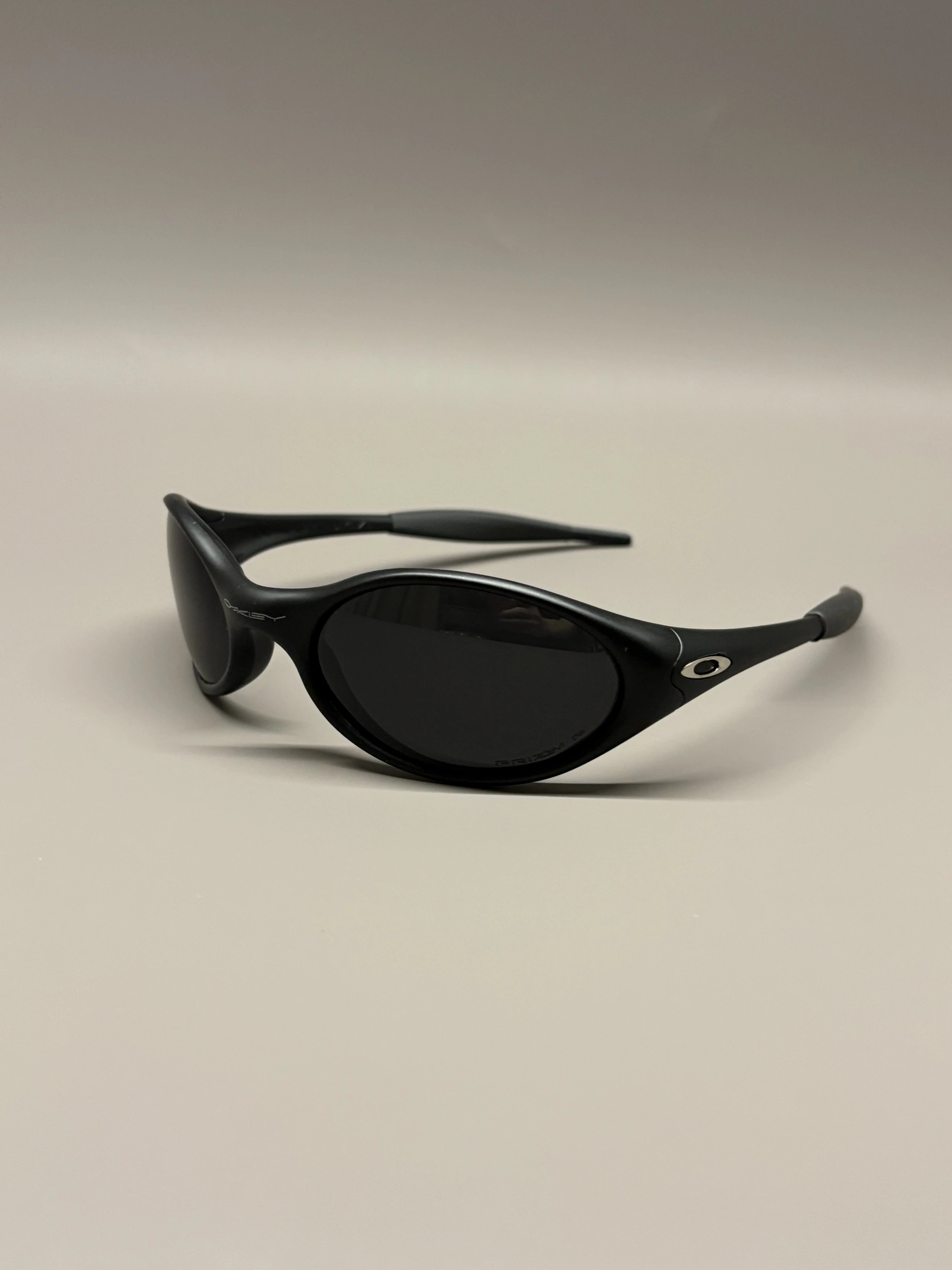 Black Frame Black Lens