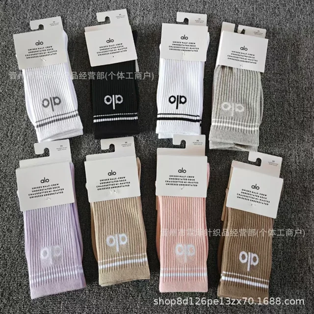 Alo Socks Unisex Half-Crew Understated Sock product detail image 4