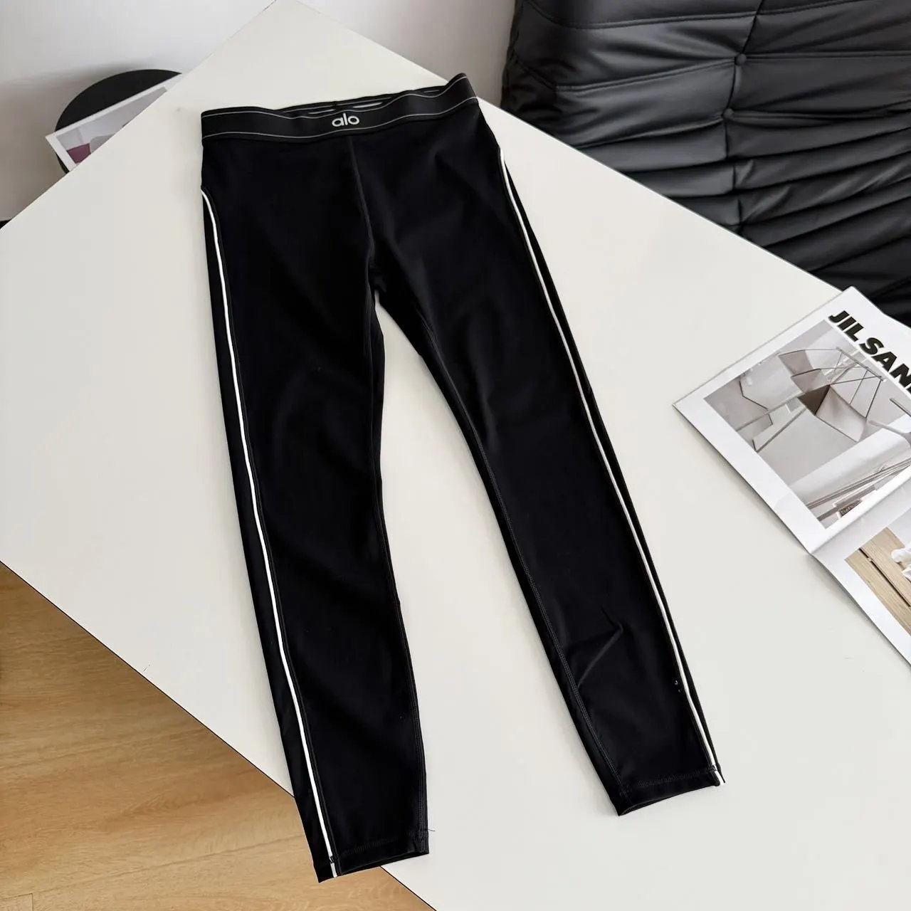 Design High-Waist Contrast-Trim Leggings in Black, White, and Charcoal - 6