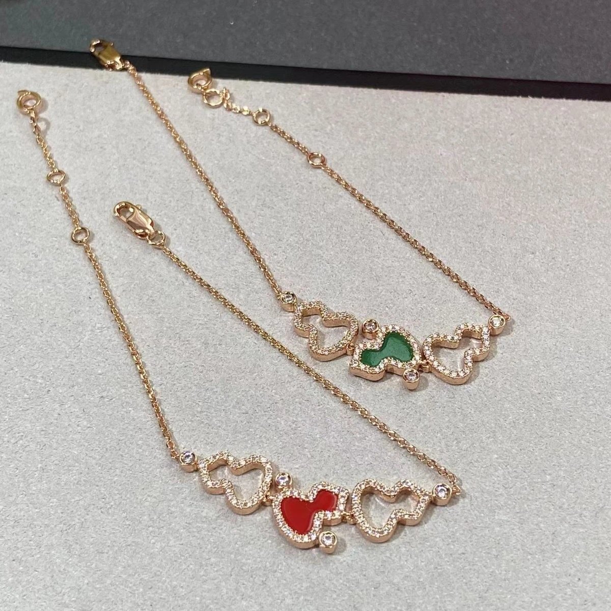 Van Cleef & Arpels Alhambra Motif Heart Bracelet Red and Green Enamel Gold Bracelets Jewelry - 3