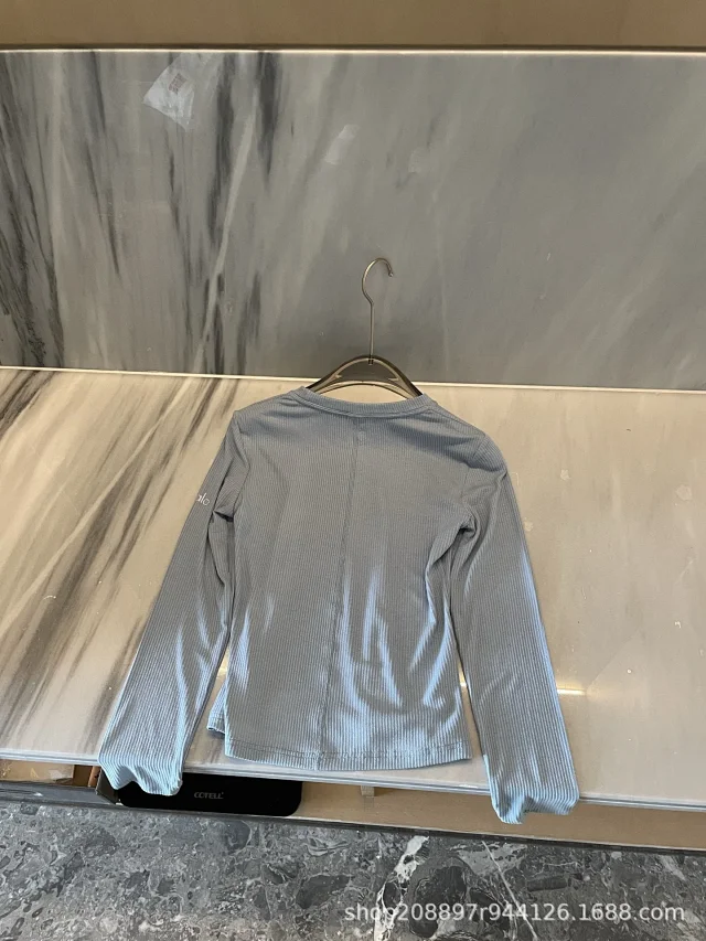 Alo T-Shirts Ribbed Long-Sleeve Crewneck T-Shirt product detail image 3