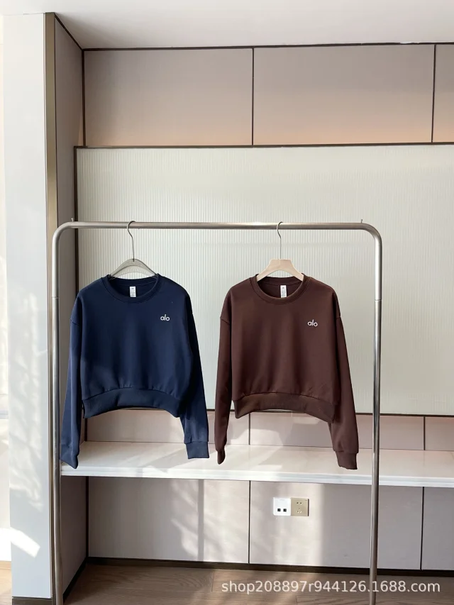 Alo Hoodies & Sweatshirts Cropped crewneck sweatshirt with embroidered chest logo product detail image 6
