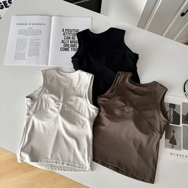 Alo Vests Sleeveless cropped athletic tank with built-in shelf bra product detail image 3