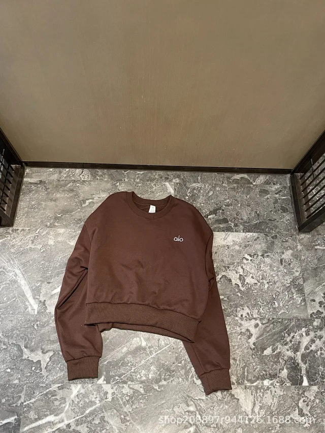 Alo Hoodies & Sweatshirts Cropped crewneck sweatshirt with embroidered chest logo product detail image 14
