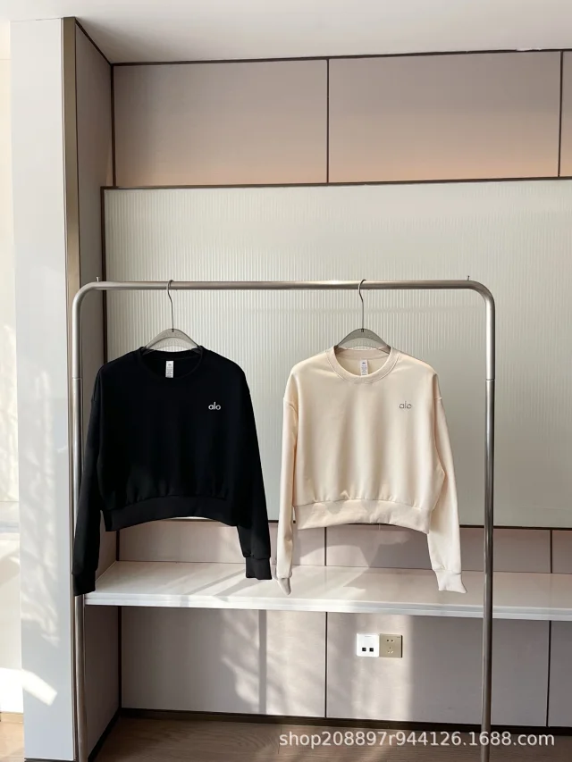Alo Hoodies & Sweatshirts Cropped crewneck sweatshirt with embroidered chest logo product detail image 5