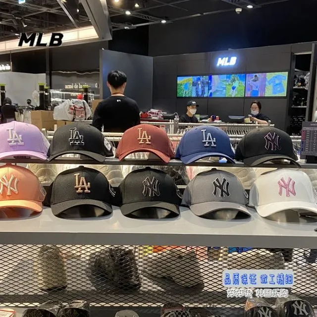 MLB Hats Adjustable curved-brim baseball cap with embroidered New York Yankees logo product detail image 2