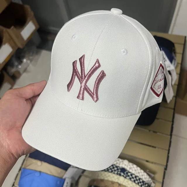 MLB Hats Adjustable curved-brim baseball cap with embroidered New York Yankees logo product detail image 24