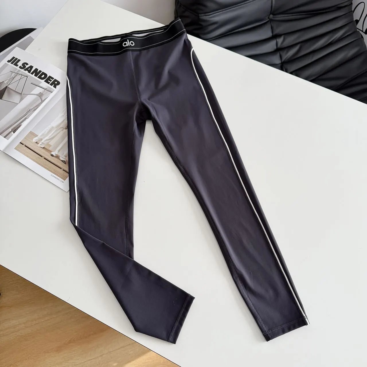 Design High-Waist Contrast-Trim Leggings in Black, White, and Charcoal - 7