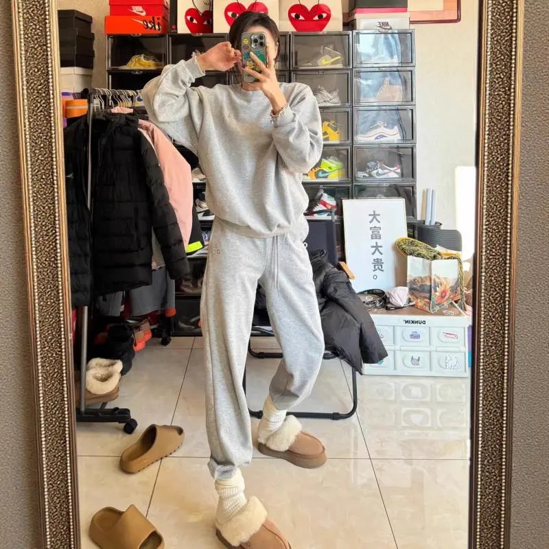 Alo Matching Sets Crewneck sweatshirt and drawstring jogger set image 4