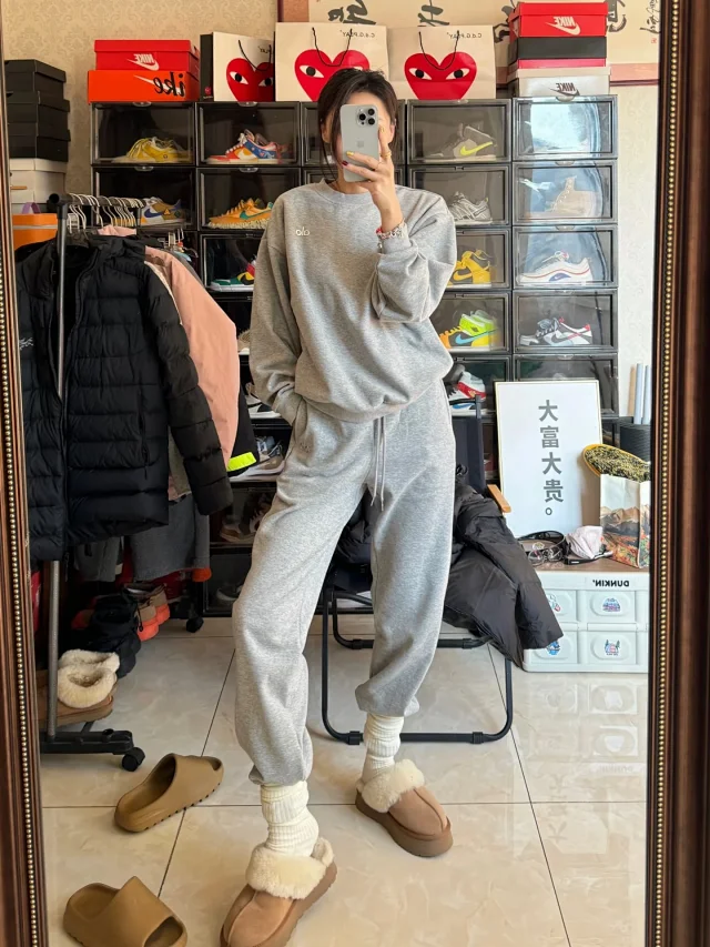 Alo Matching Sets Crewneck sweatshirt and drawstring jogger set product detail image 10