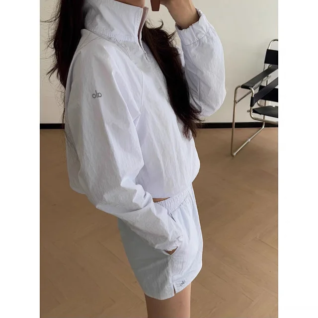Alo Jackets Cropped half-zip windbreaker jacket product detail image 4