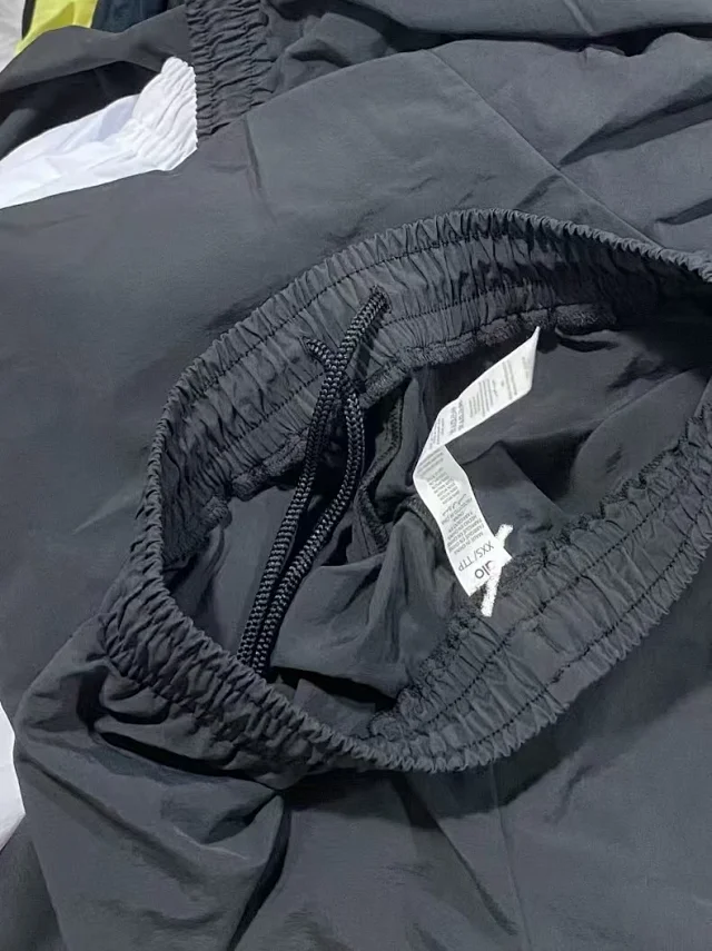 Alo Jackets Cropped half-zip windbreaker jacket product detail image 11