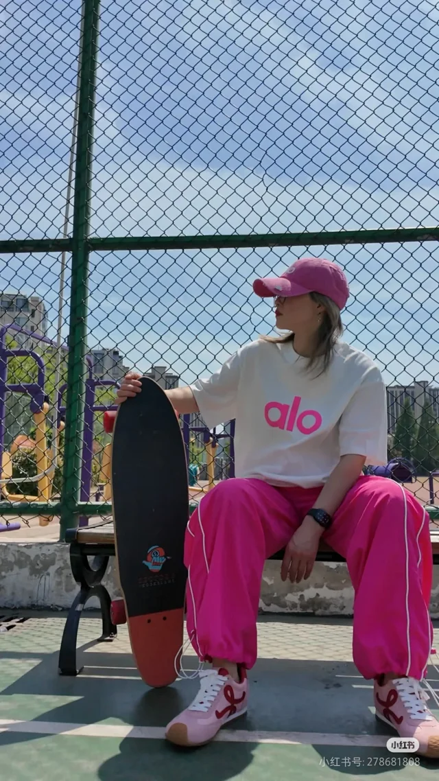 Alo T-Shirts Oversized short-sleeve logo T-shirt product detail image 3