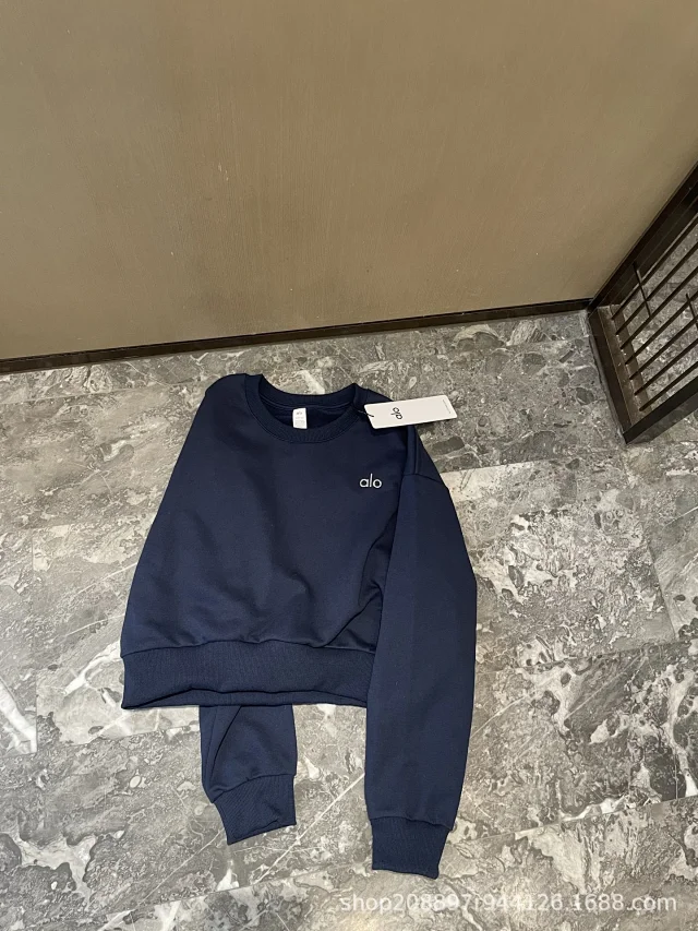 Alo Hoodies & Sweatshirts Cropped crewneck sweatshirt with embroidered chest logo product detail image 13