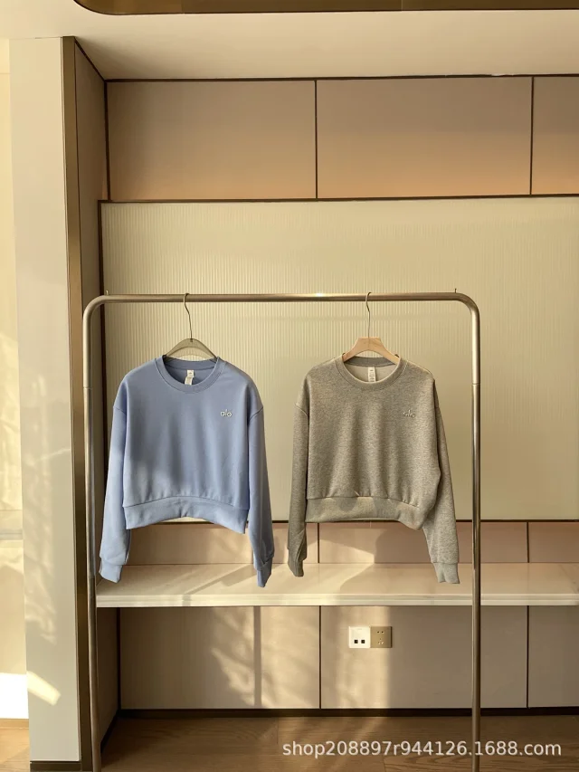 Alo Hoodies & Sweatshirts Cropped crewneck sweatshirt with embroidered chest logo product detail image 3