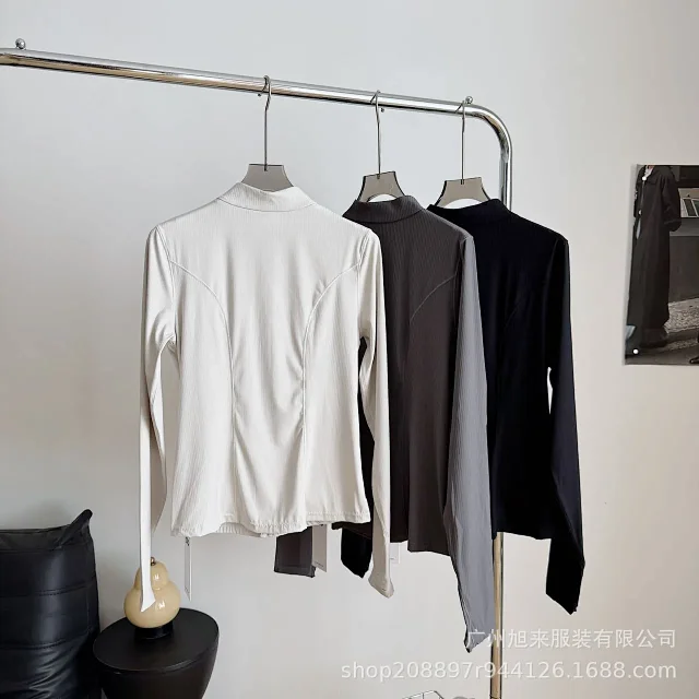 Alo Jackets Ribbed mock-neck zip-up jacket product detail image 3