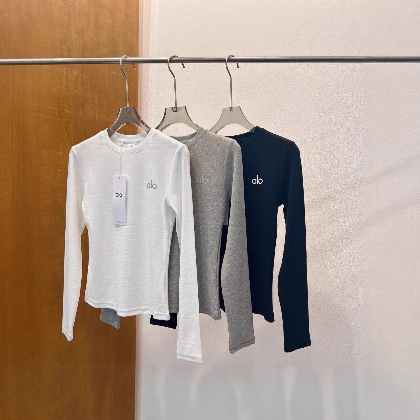 Alo Shirts Long-Sleeve Crewneck Top with Ribbed Sleeves image 4