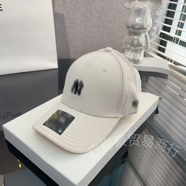 MLB New York Yankees Spray-Paint Logo Beige Baseball Cap - 1