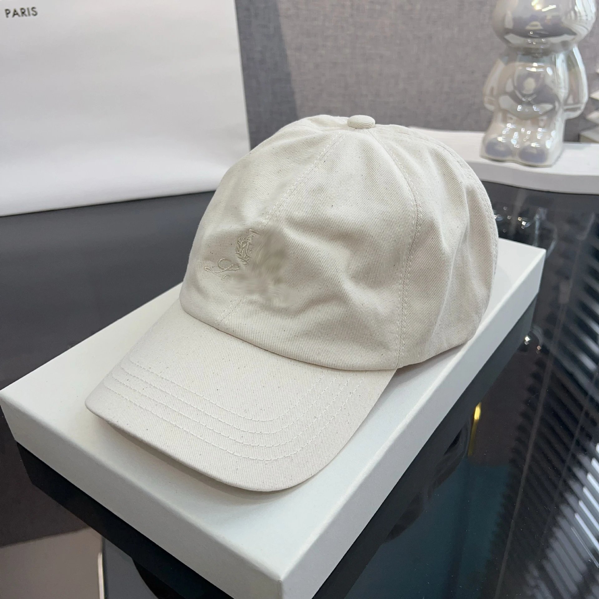 Loewe Anagram Embroidered White Baseball Cap - 5