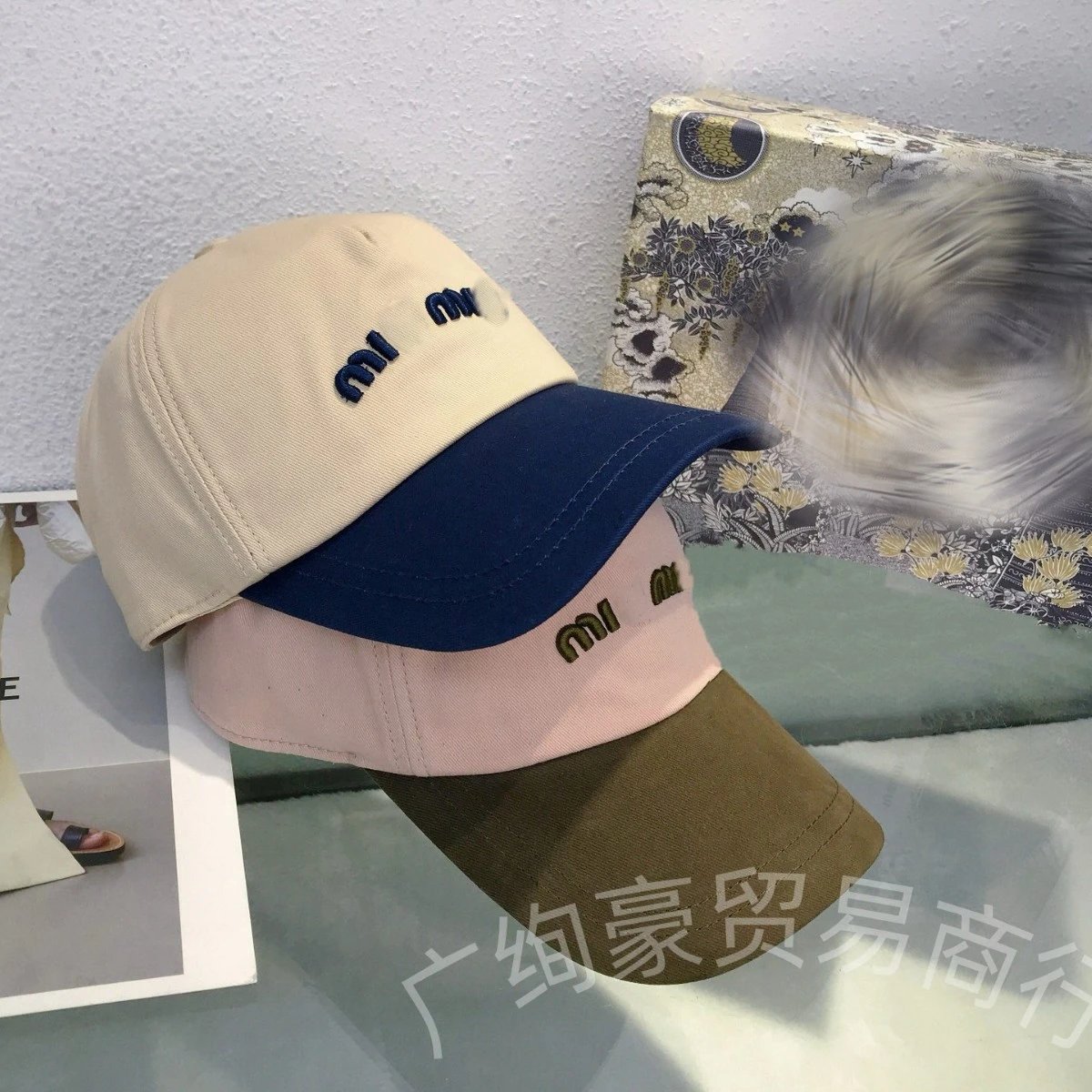 MI Logo Beige Blue P