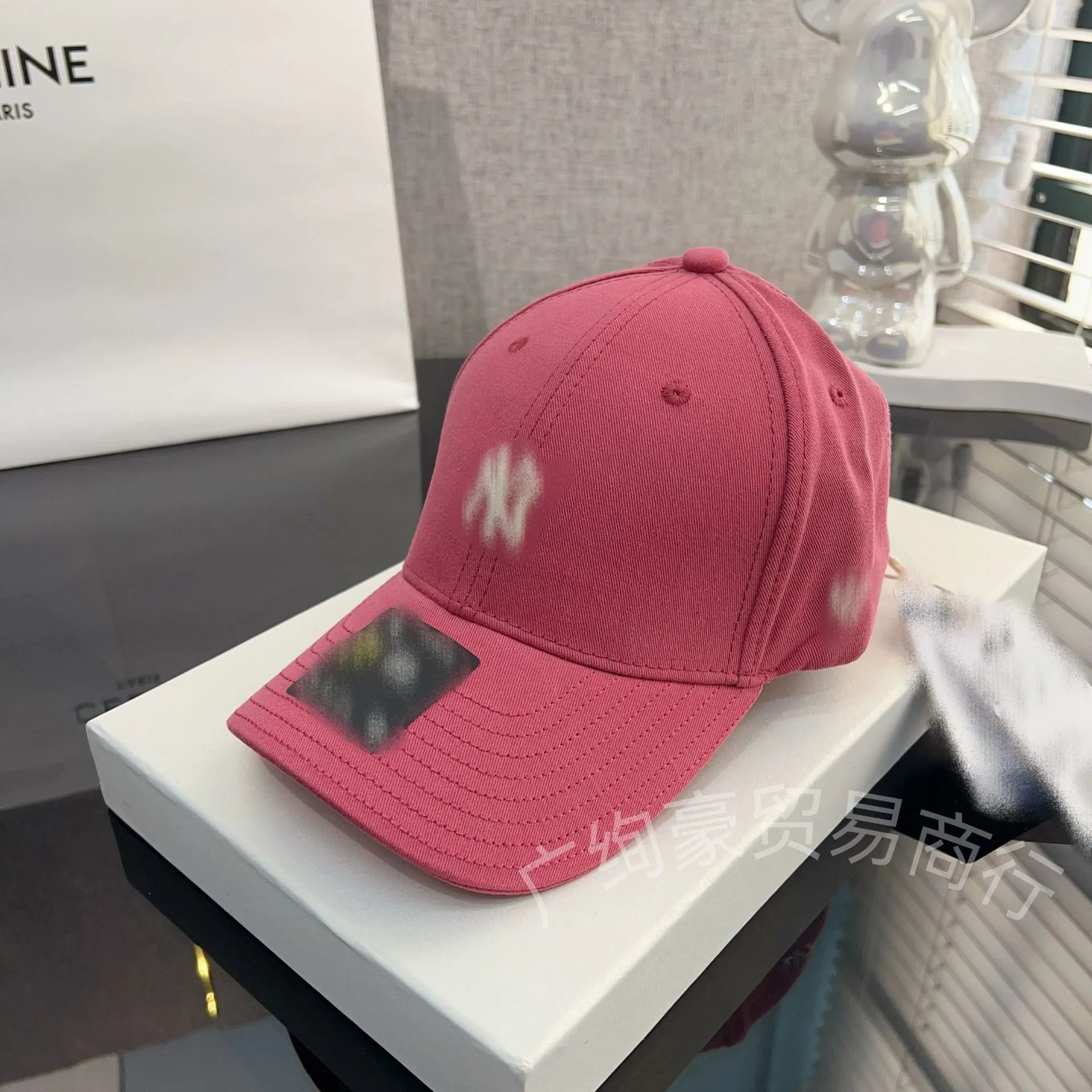 MLB New York Yankees Spray-Paint Logo Beige Baseball Cap - 7
