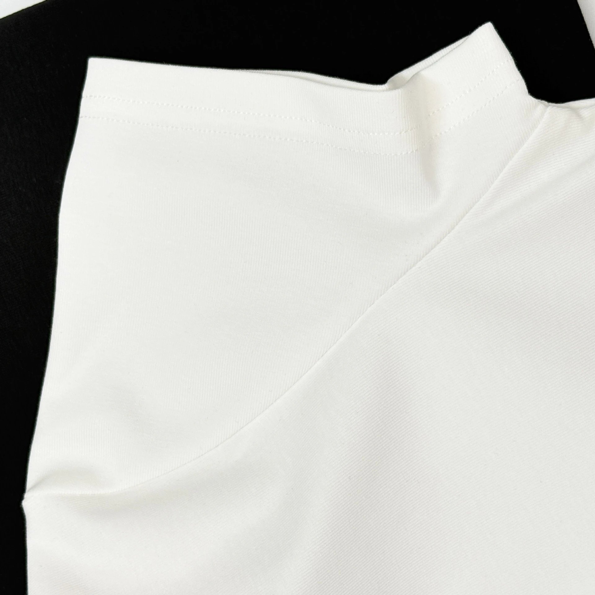 Design Minimalist Logo Box T-Shirt White - 13