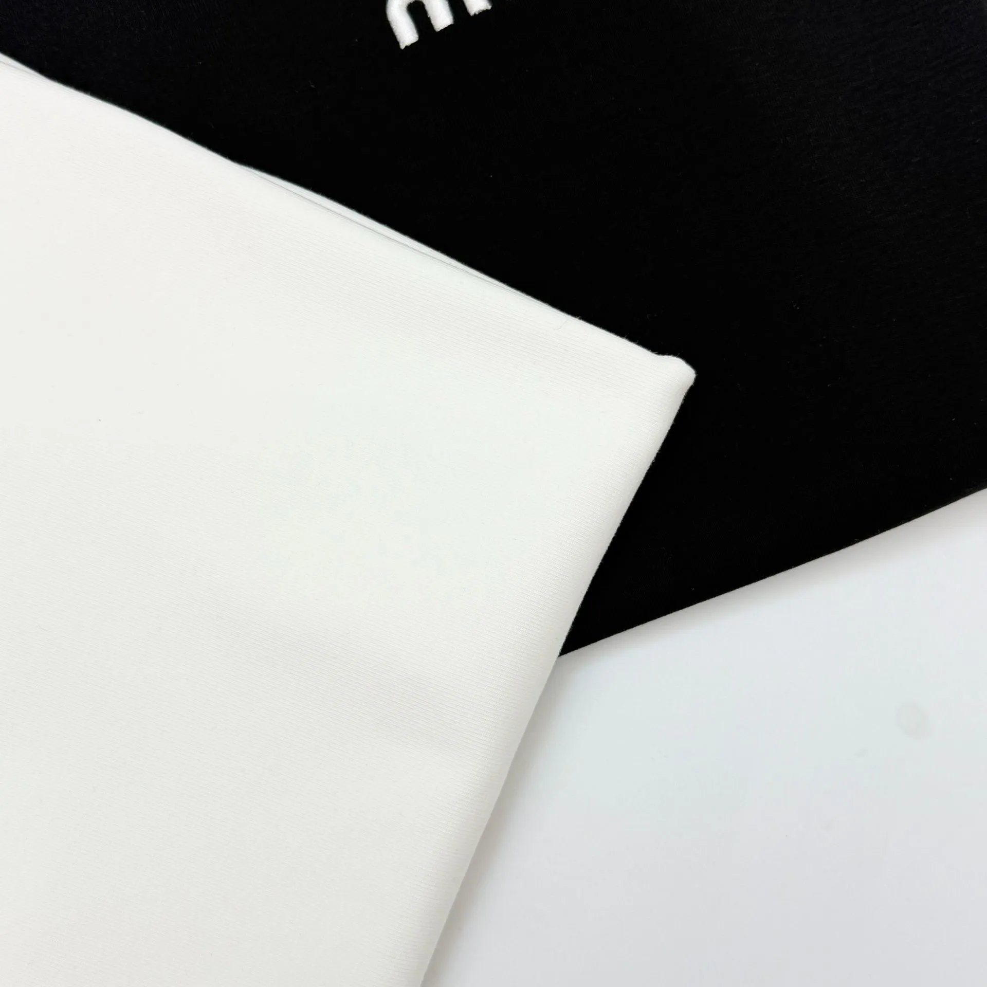 Design Minimalist Logo Box T-Shirt White - 15