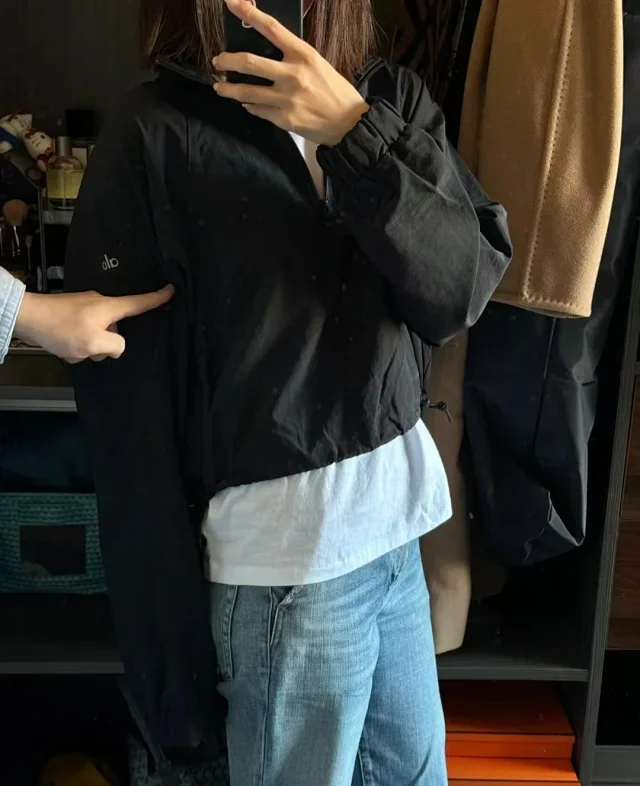 Alo Jackets Cropped half-zip windbreaker jacket product detail image 6