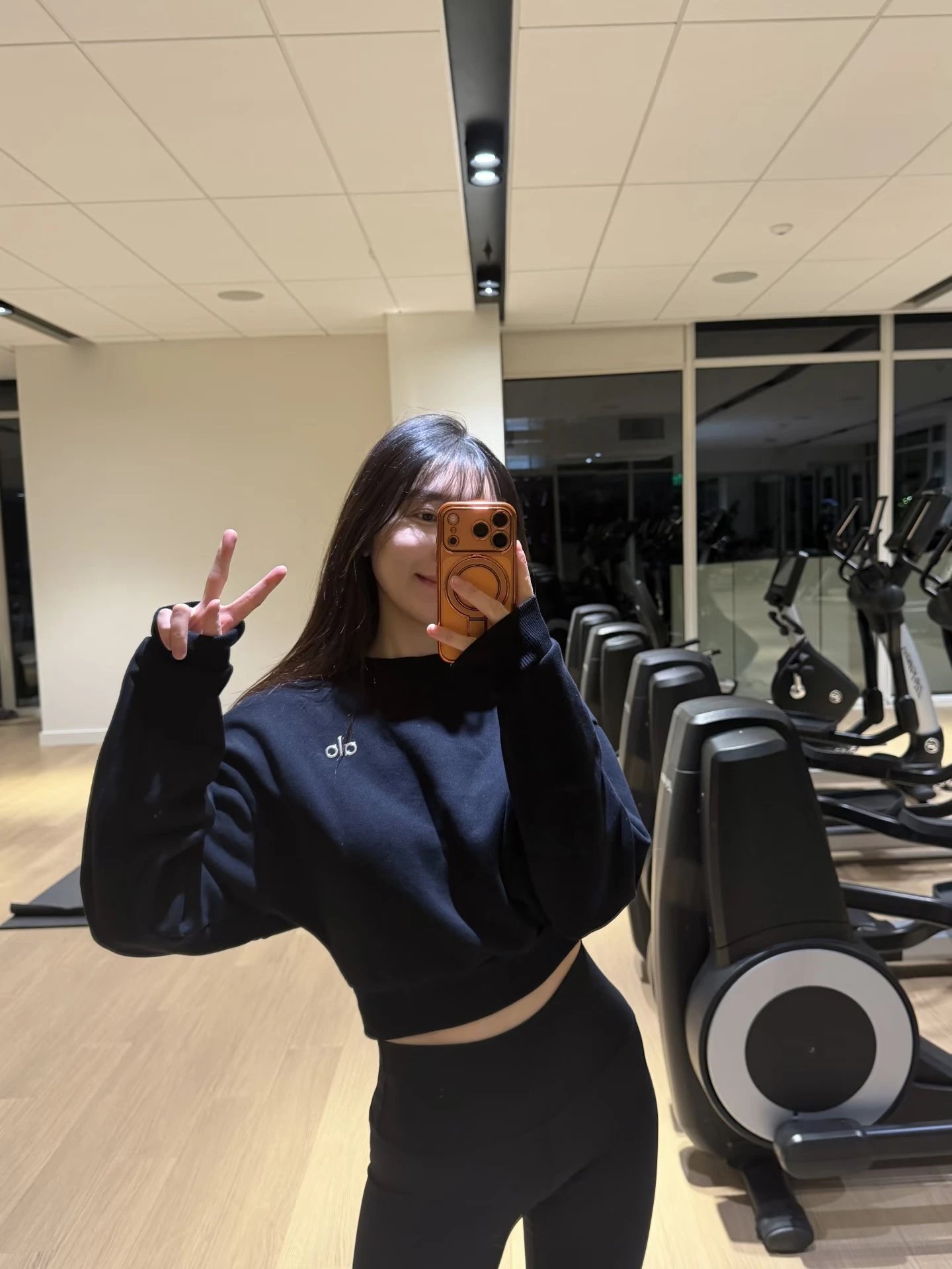 Alo Cropped Sweatshirt and Shorts Set Black Activewear - 17