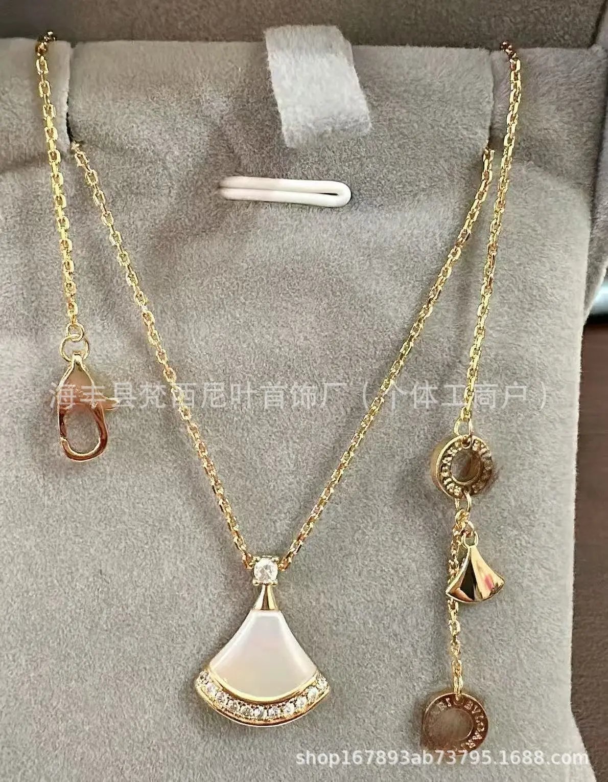 Design Fan-Shaped Ruby and Diamond Pendant Necklace in Gold Jewelry - 8