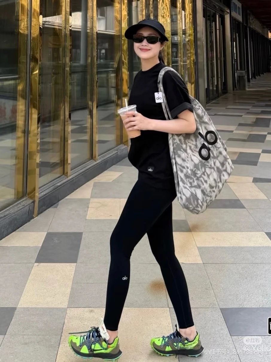 Alo Yoga Cropped Hoodie Black + High-Waisted Leggings Black + Chunky Sneakers Gray - 4