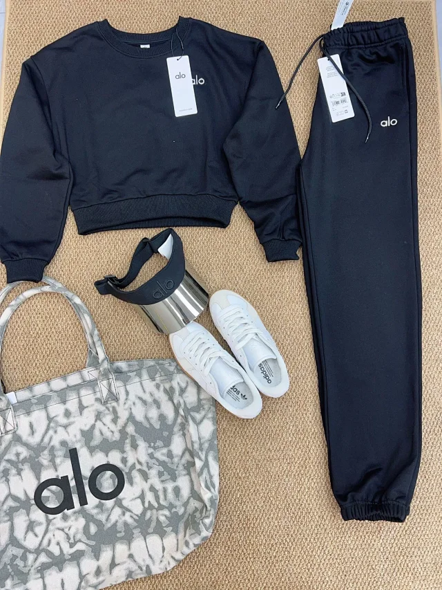 Alo Matching Sets Crewneck sweatshirt and drawstring jogger set product detail image 21