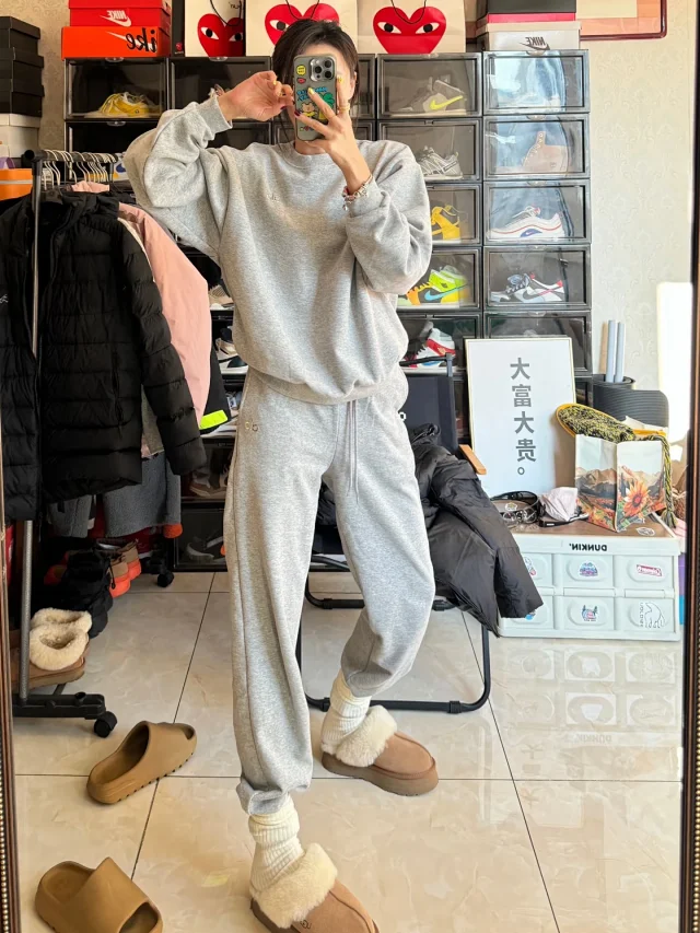 Alo Matching Sets Crewneck sweatshirt and drawstring jogger set product detail image 11
