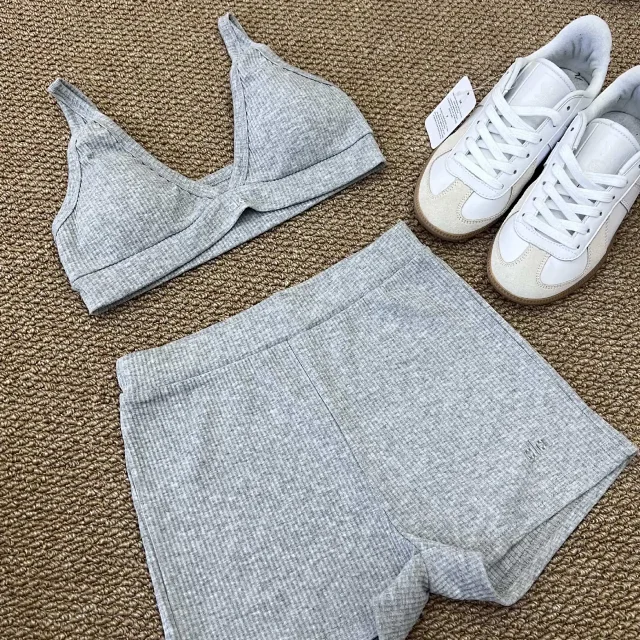 Alo Matching Sets Ribbed zip-up hoodie, sports bra and trousers three-piece set product detail image 4