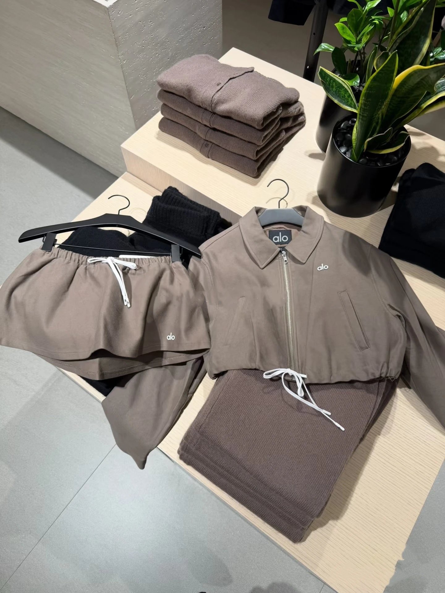 Alo Matching Sets Cropped zip-up jacket and drawstring mini skirt set — camel suit