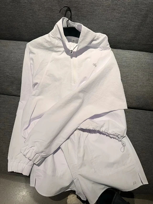 Alo Jackets Cropped half-zip windbreaker jacket product detail image 2
