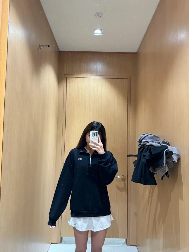 Alo Hoodies & Sweatshirts Quarter-Zip Mock-Neck Sweatshirt product detail image 5