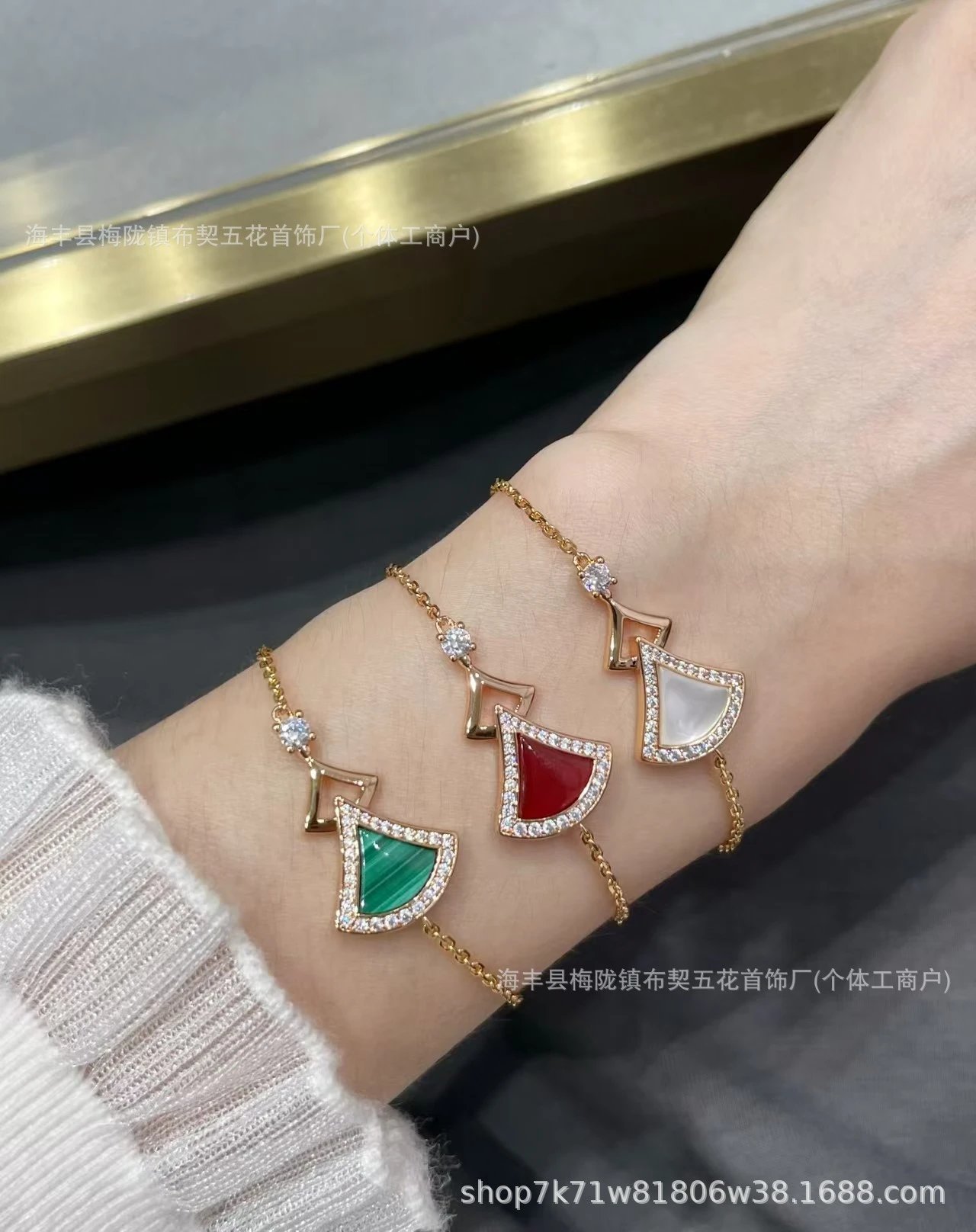 Design Fan-Shaped Red Enamel Bracelet with Pave Diamonds Jewelry - 2
