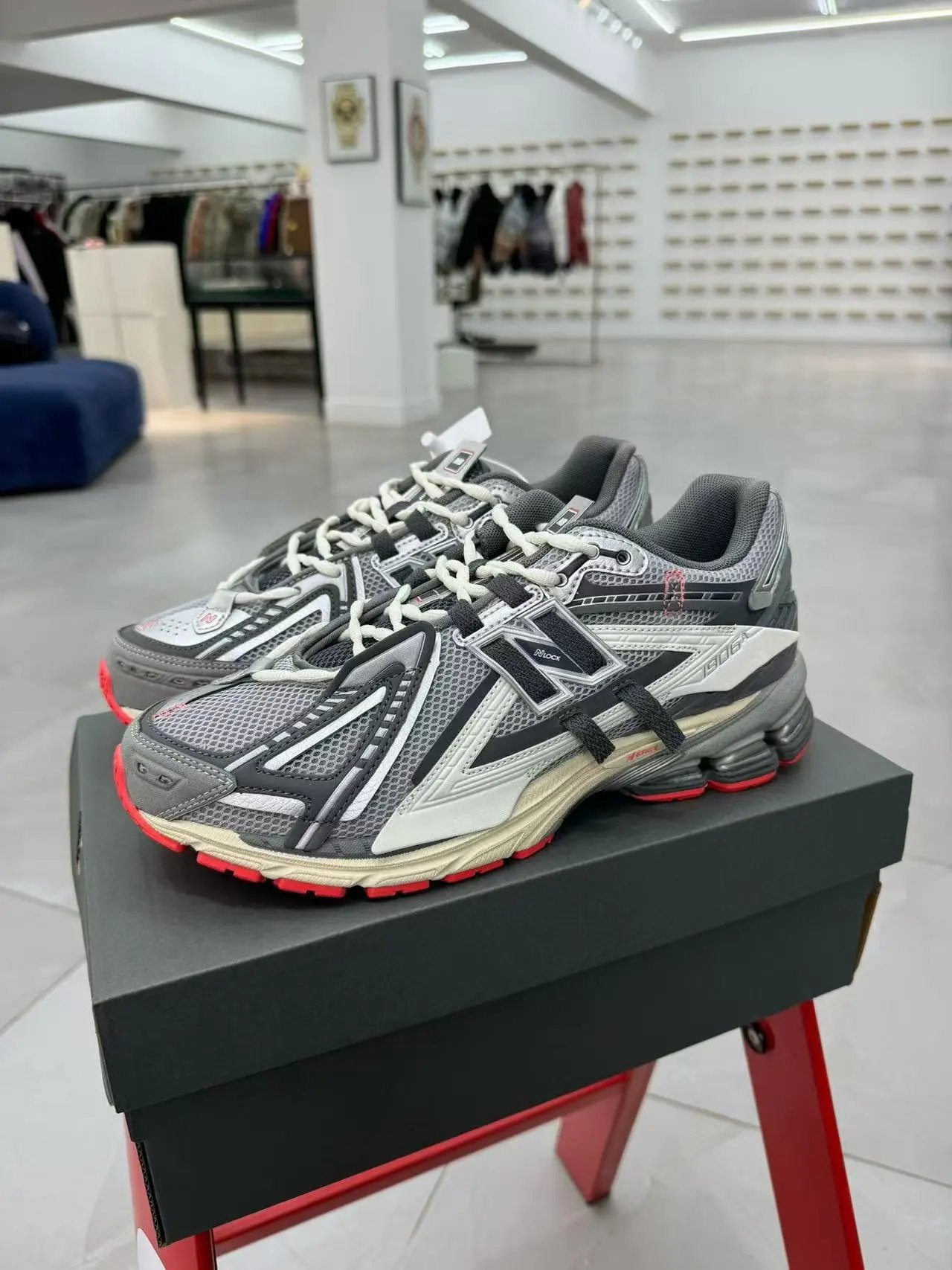 Nlock Sneakers 1906R mesh running — Deconstructing Gray and Red