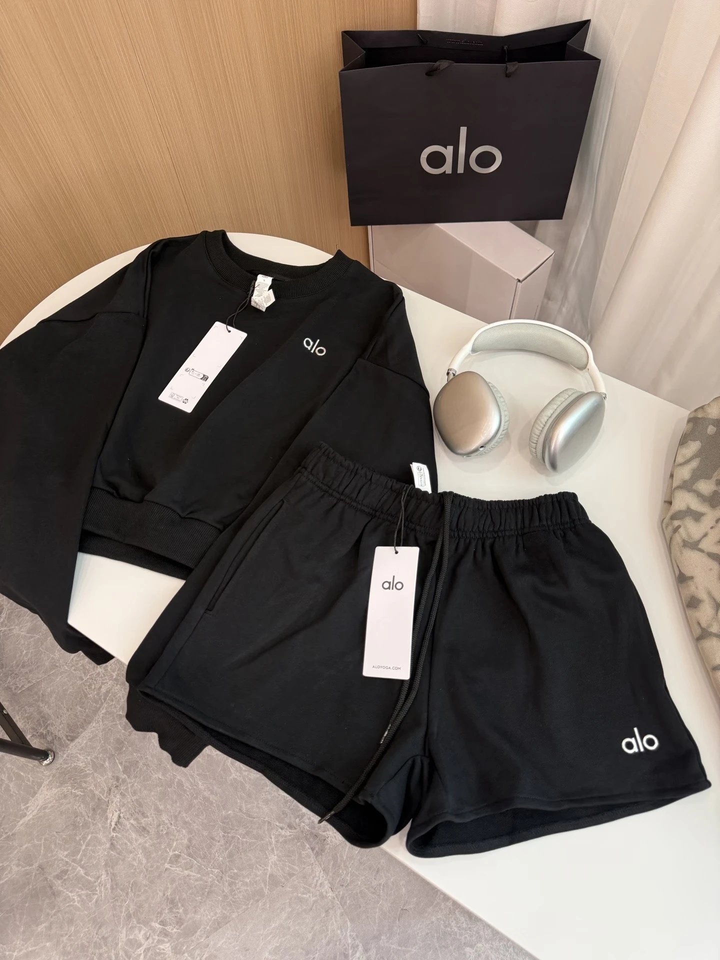 Alo Cropped Sweatshirt and Shorts Set Black Activewear - 11